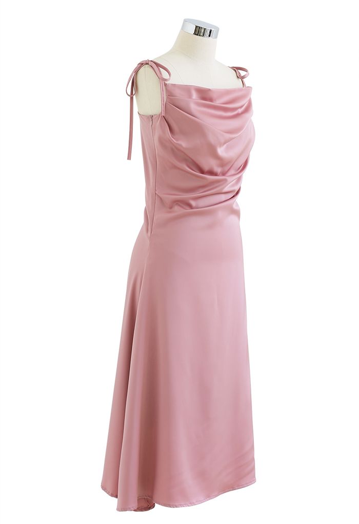 Cami-Kleid aus Satin mit Rüschen und Wasserfallausschnitt in Rosa