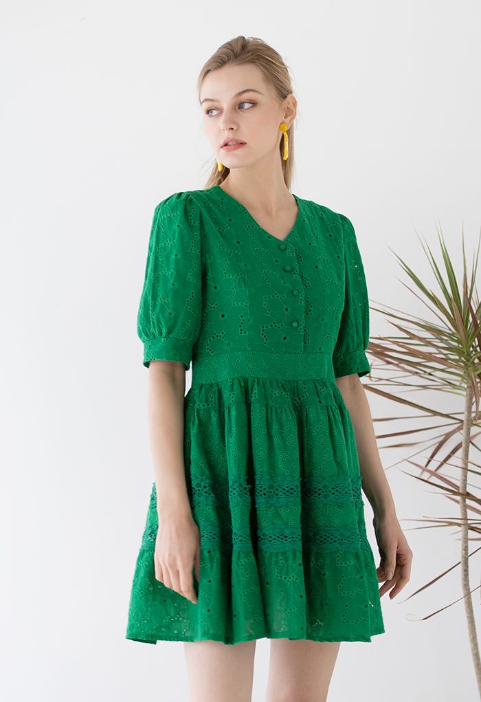Grünes Baumwollkleid mit V-Ausschnitt und bestickten Ösen