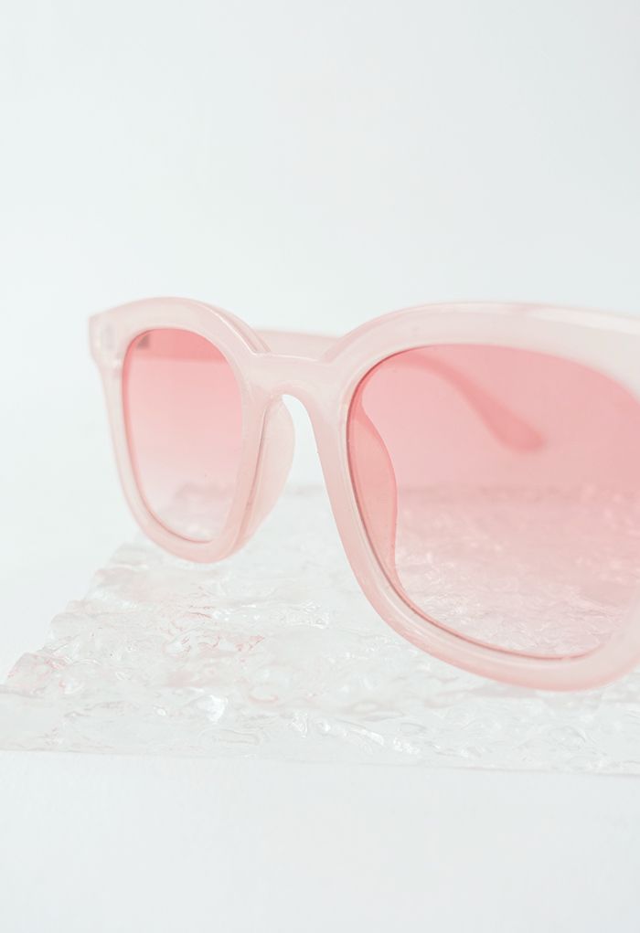 Rechteckige Sonnenbrille mit breitem Rand und Verlaufsglas