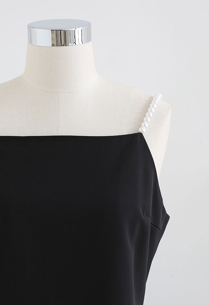 Rückenfreies Cami-Kleid mit perlmuttfarbenen Trägern in Schwarz