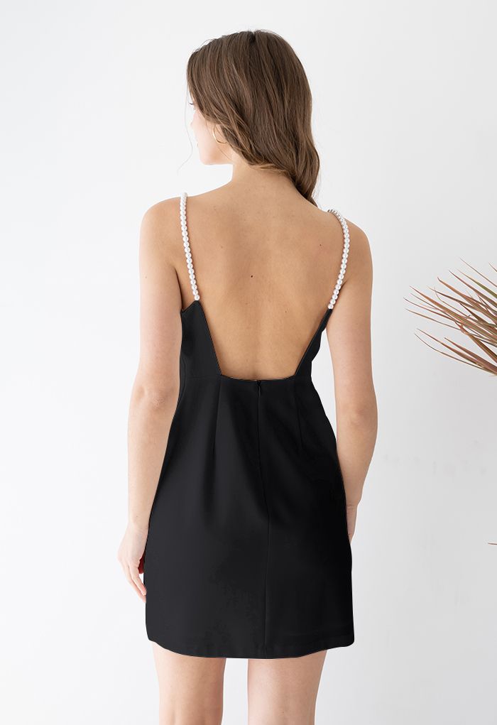 Rückenfreies Cami-Kleid mit perlmuttfarbenen Trägern in Schwarz