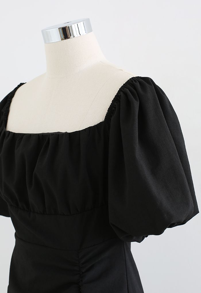 Schwarzes, gerafftes, geteiltes Kleid mit Schleifenknoten am Rücken