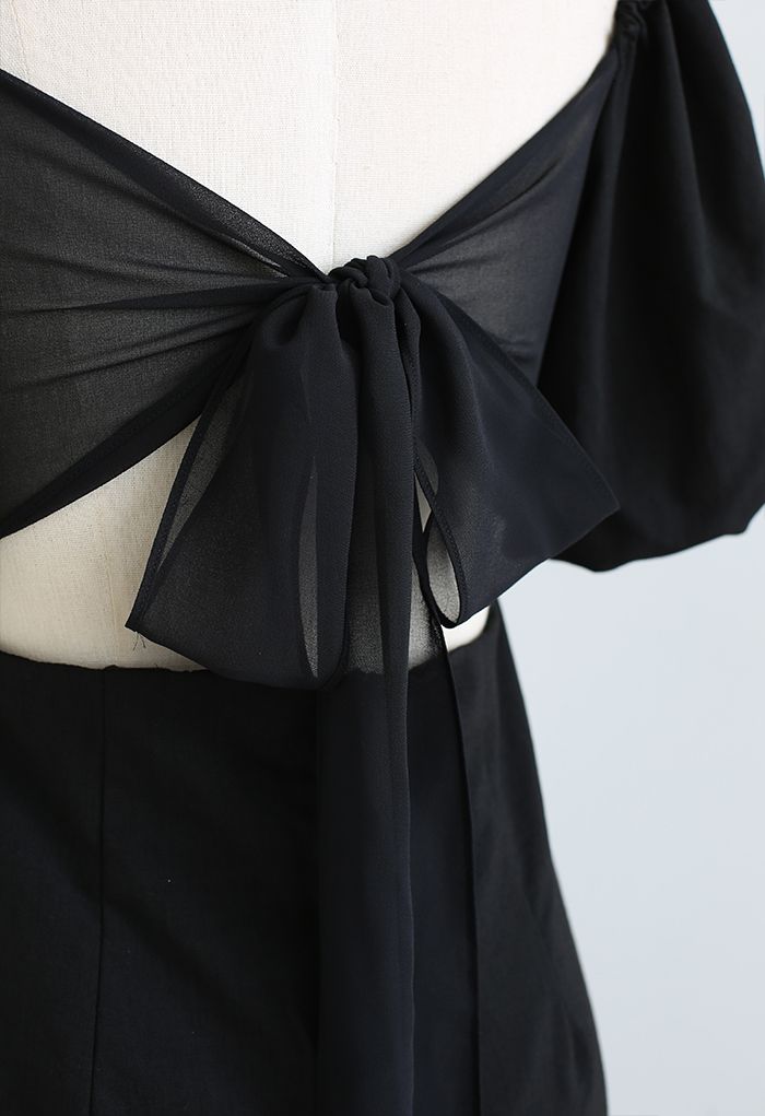 Schwarzes, gerafftes, geteiltes Kleid mit Schleifenknoten am Rücken