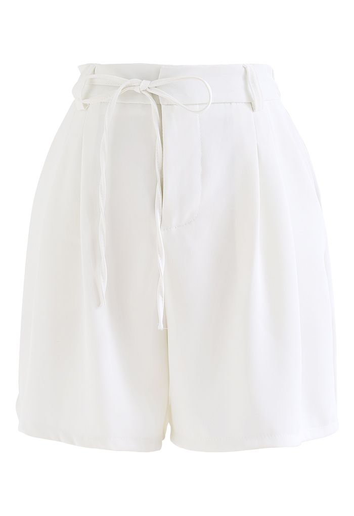 Shorts zum Binden mit Seitentaschen in Weiß
