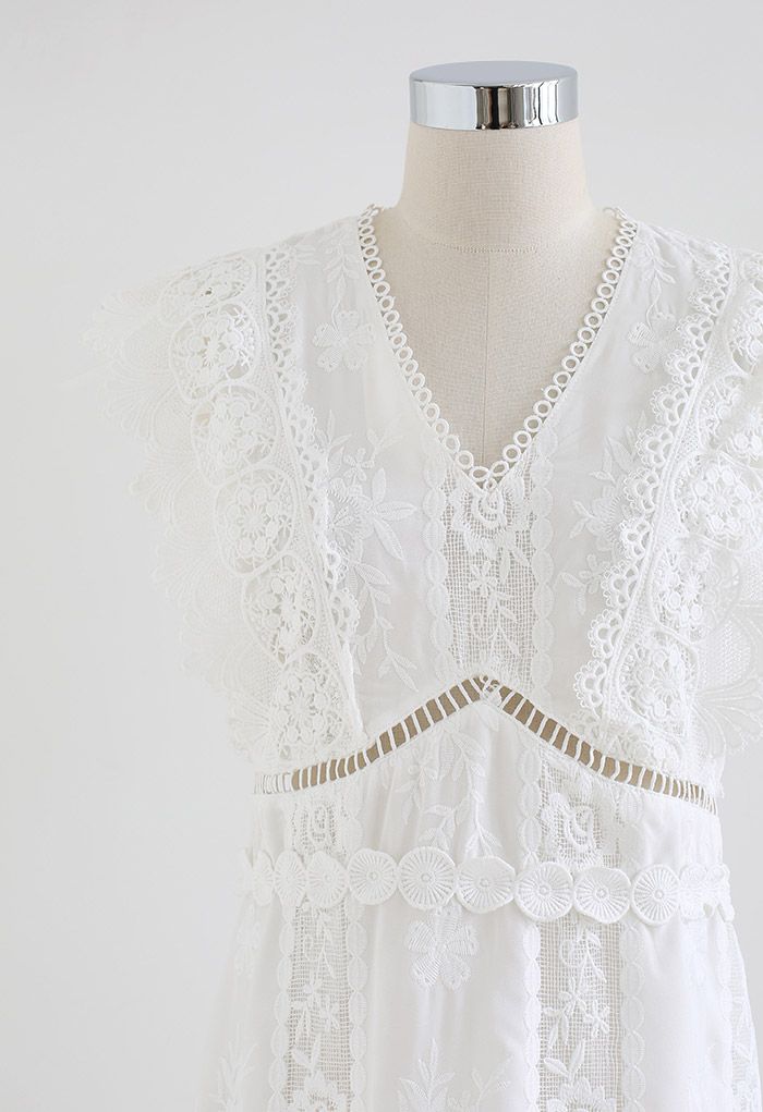 Raffiniertes ärmelloses Kleid mit Cutwork-Stickerei in Weiß