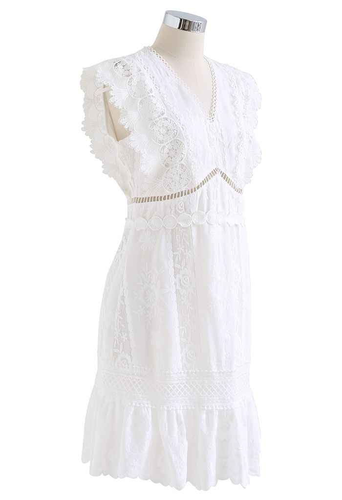 Raffiniertes ärmelloses Kleid mit Cutwork-Stickerei in Weiß