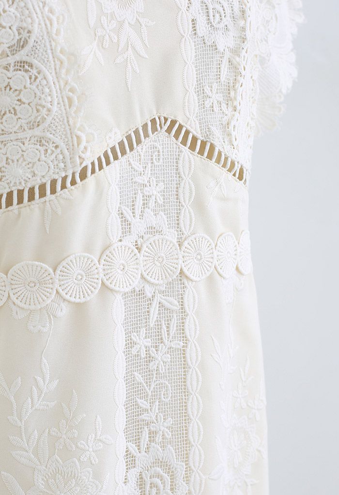 Raffiniertes ärmelloses Kleid mit Cutwork-Stickerei in Creme