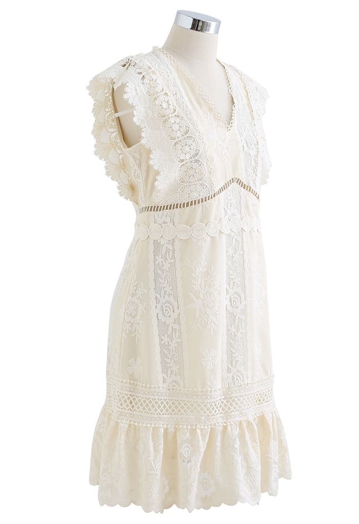 Raffiniertes ärmelloses Kleid mit Cutwork-Stickerei in Creme