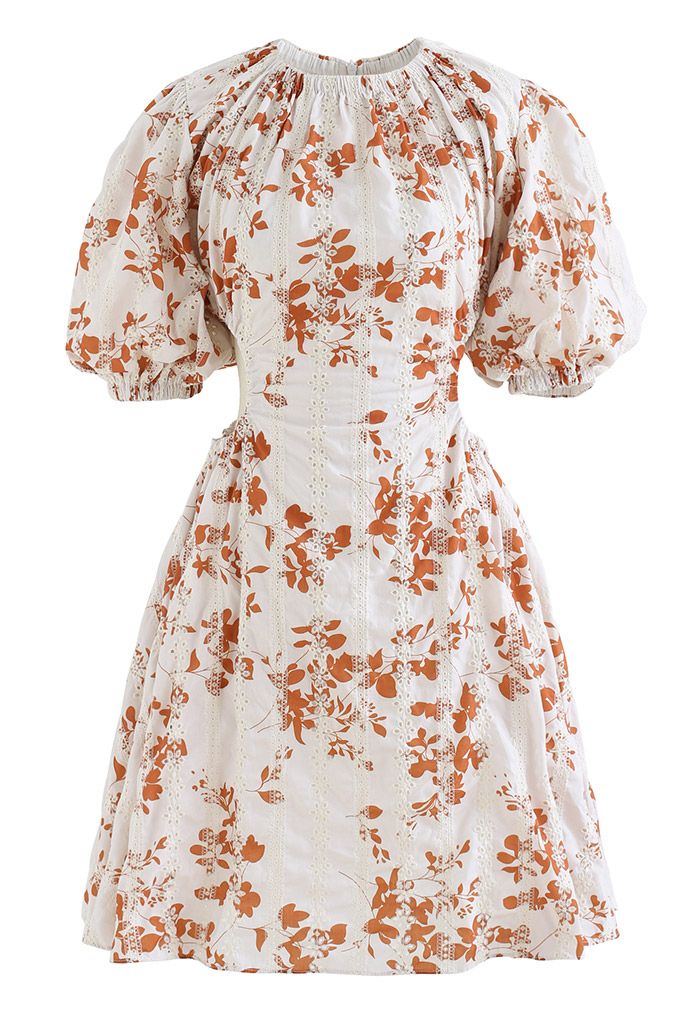 Kleid mit Ahornblatt-Print und Ausschnitten an der Taille