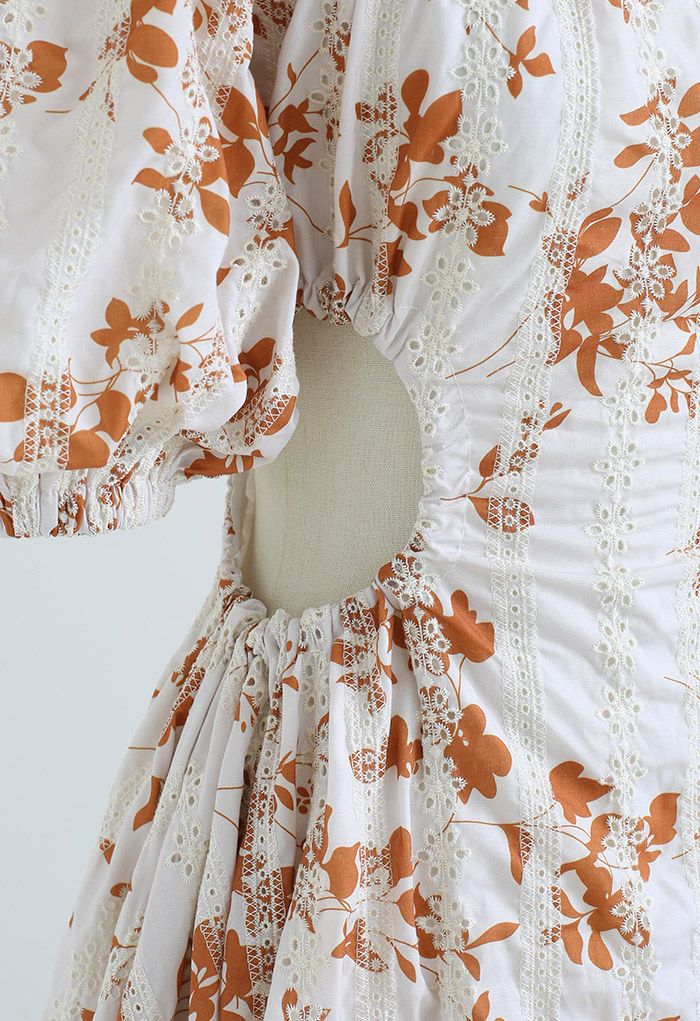 Kleid mit Ahornblatt-Print und Ausschnitten an der Taille