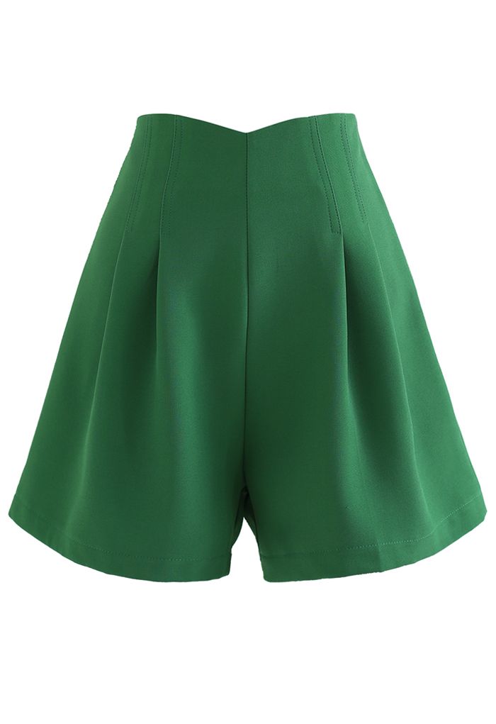 Gefaltete Shorts mit Nähten in Grün