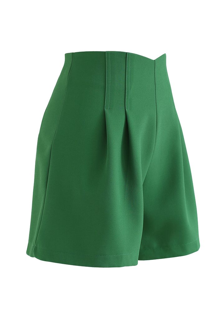 Gefaltete Shorts mit Nähten in Grün
