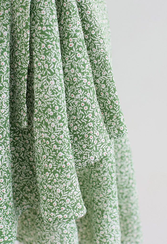Wickelkleid mit Blumenmuster und asymmetrischem Rüschensaum in Grün