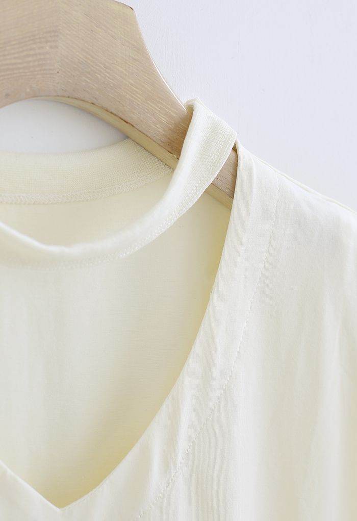 Ärmelloses Baumwoll-T-Shirt mit V-Ausschnitt in Creme