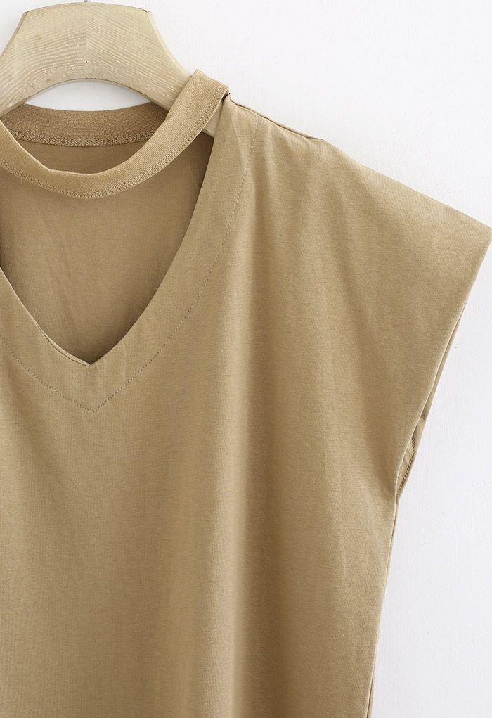 Ärmelloses Baumwoll-T-Shirt mit V-Ausschnitt und Halsband in Karamell