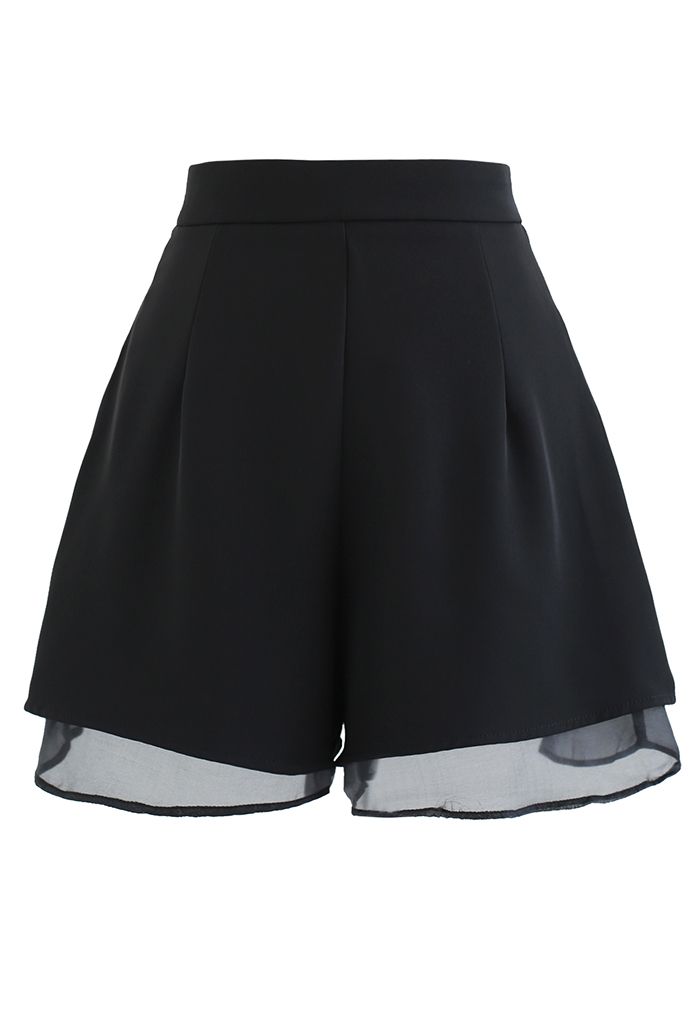 Drapierte Shorts mit abgestuftem Organza-Futter in Schwarz