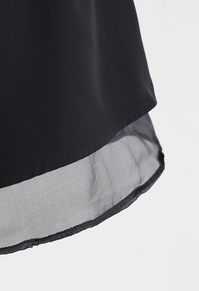 Drapierte Shorts mit abgestuftem Organza-Futter in Schwarz