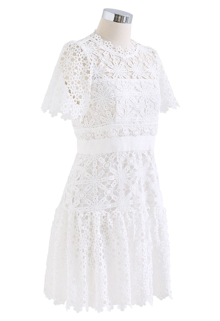 Anspruchsvolles Blumenhäkel-Minikleid in Weiß