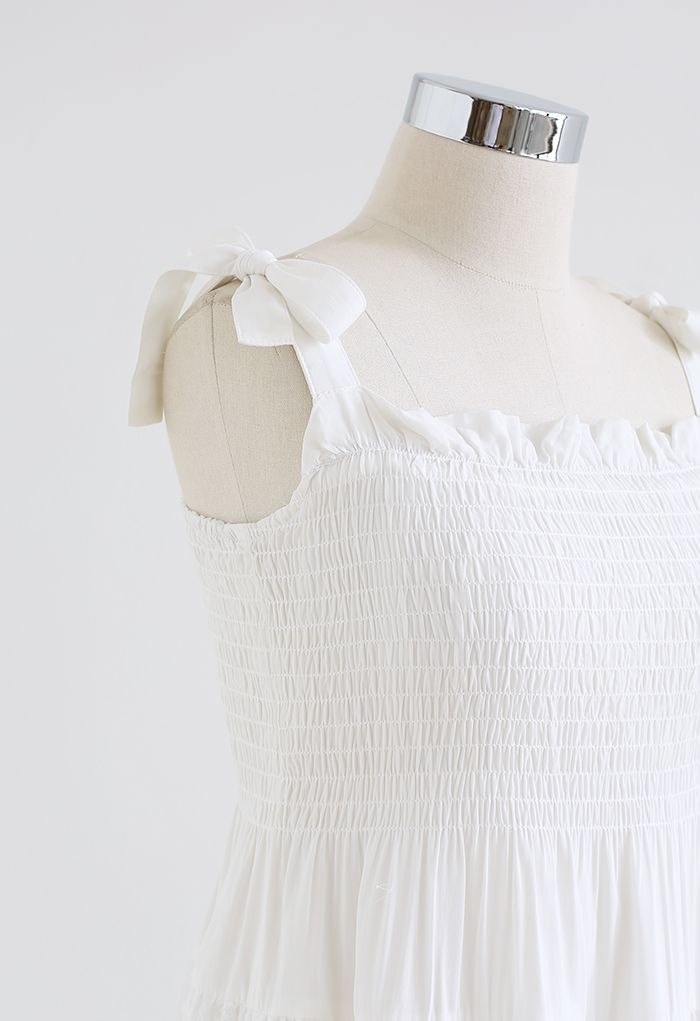 Weißes Kleid mit 3D-Blumenstickerei und Bindeband
