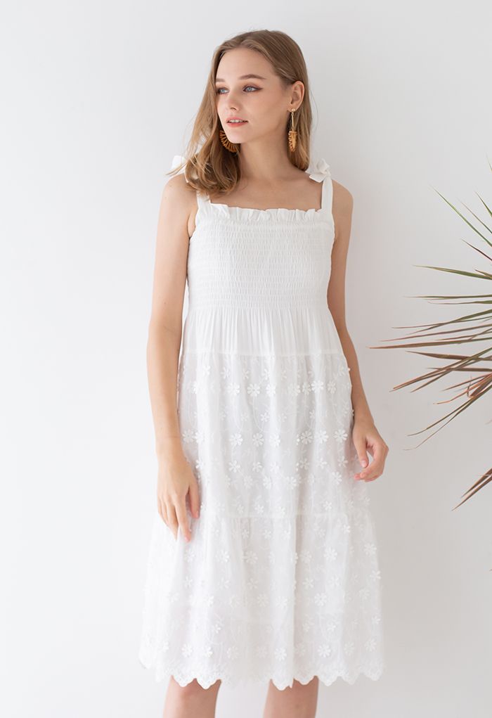 Weißes Kleid mit 3D-Blumenstickerei und Bindeband