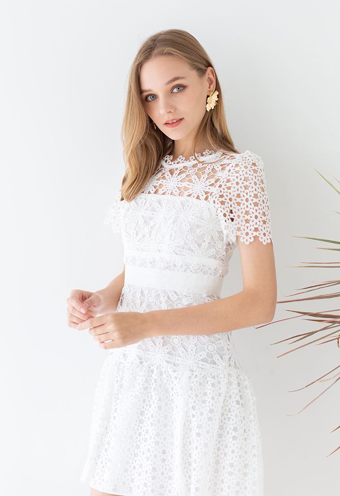 Anspruchsvolles Blumenhäkel-Minikleid in Weiß