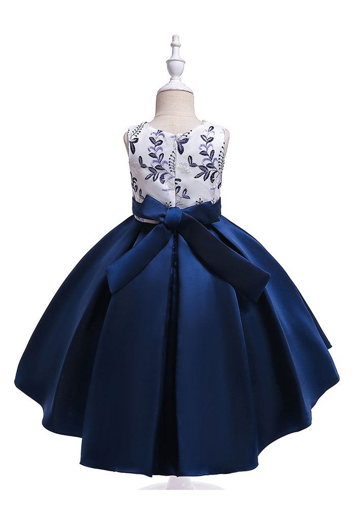 Gesticktes Hi-Lo-Prinzessinnenkleid mit Zweigen und Schleifen in Marineblau für Kinder