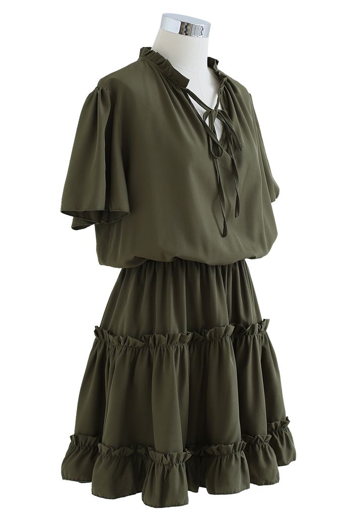Kleid mit V-Ausschnitt und ausgestellten Ärmeln und Rüschenbesatz in Armeegrün