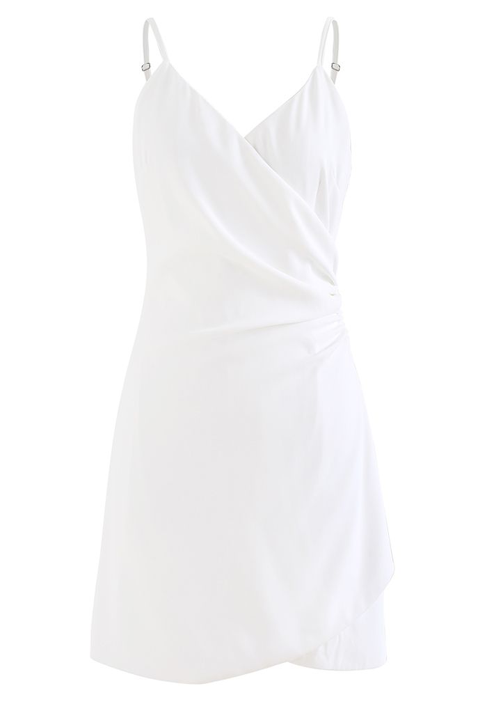Gerafftes, asymmetrisches Cami-Kleid in Wickeloptik in Weiß