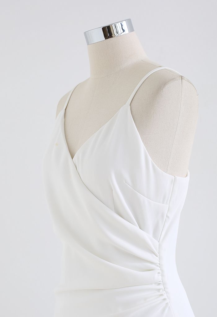 Gerafftes, asymmetrisches Cami-Kleid in Wickeloptik in Weiß