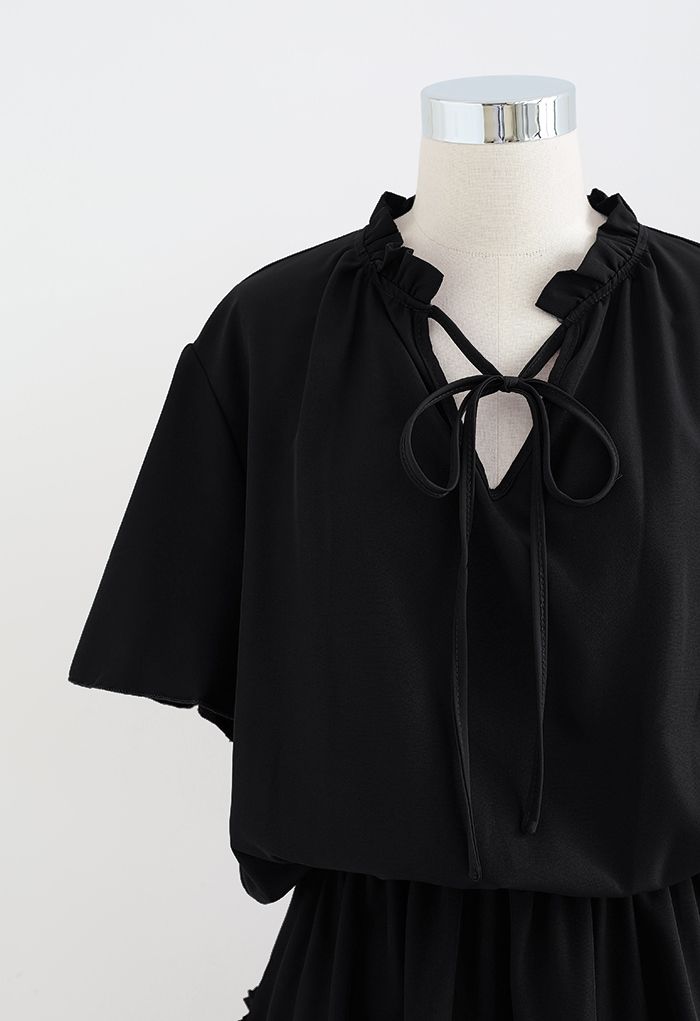 Kleid mit V-Ausschnitt und ausgestellten Ärmeln und Rüschenbesatz in Schwarz