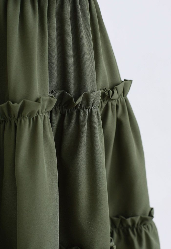 Kleid mit V-Ausschnitt und ausgestellten Ärmeln und Rüschenbesatz in Armeegrün