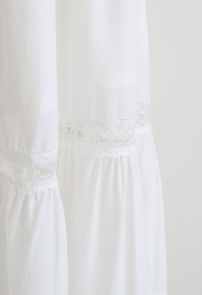 Off-Shoulder-Kleid mit Rüschenbesatz und Gürtel in Weiß