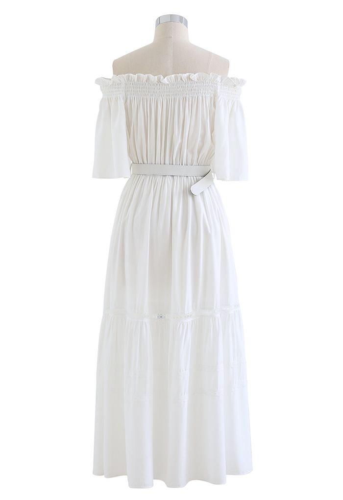 Off-Shoulder-Kleid mit Rüschenbesatz und Gürtel in Weiß