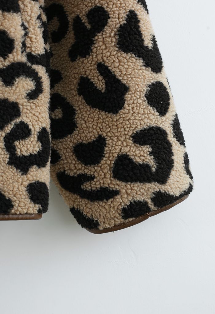 Kragenloser Wildledermantel aus Kunstpelz mit Leopardenmuster