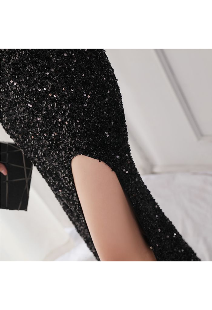 Paillettenbesetztes Kleid mit V-Ausschnitt und Seitenschlitz in Schwarz