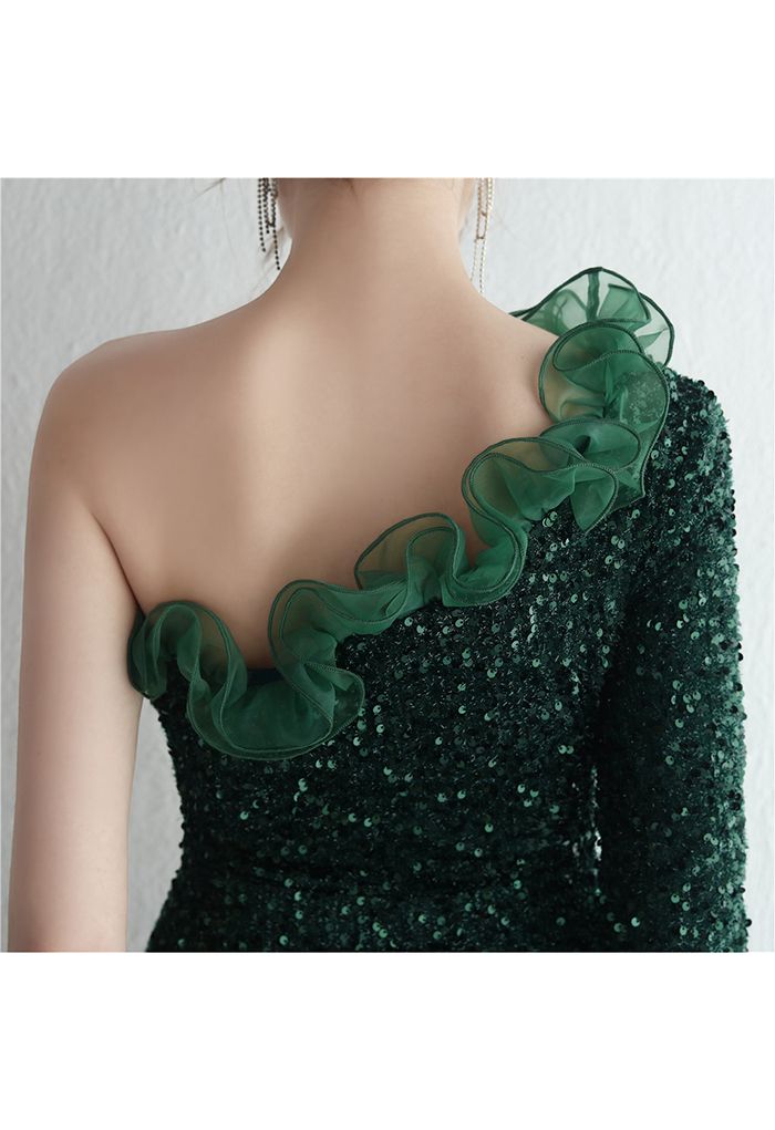 Paillettenbesetztes Kleid mit einer Schulter und Organza in Smaragdgrün