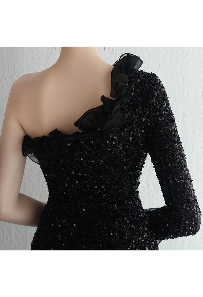 Paillettenbesetztes Kleid mit einer Schulter und Organzabesatz in Schwarz