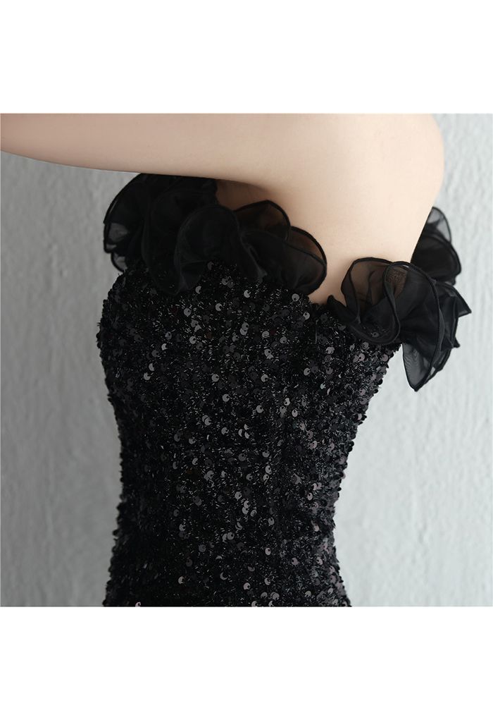 Paillettenbesetztes Kleid mit einer Schulter und Organzabesatz in Schwarz