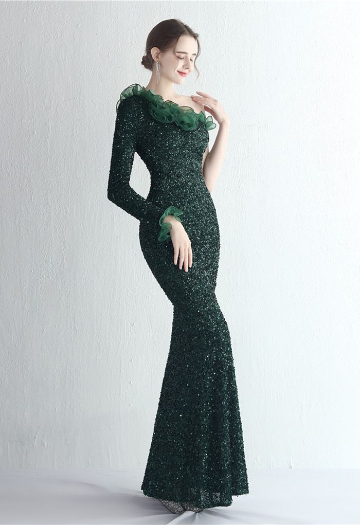 Paillettenbesetztes Kleid mit einer Schulter und Organza in Smaragdgrün