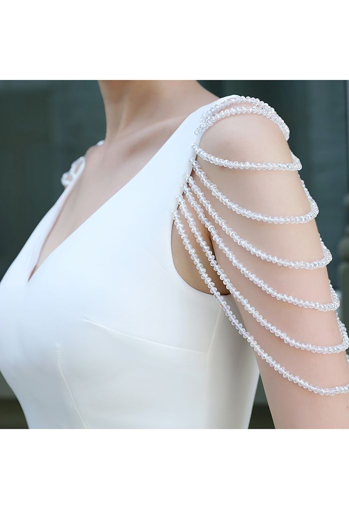 Satinkleid mit V-Ausschnitt und drapierten Perlen in Weiß