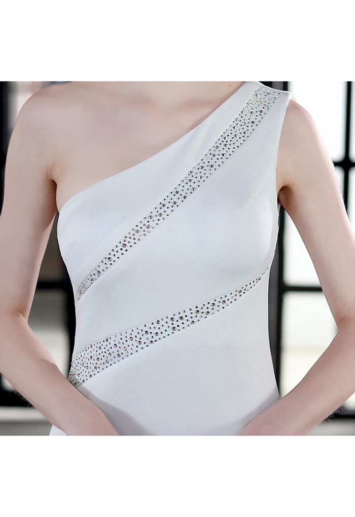 Bodycon-Kleid mit einer Schulter und bunten Pailletten in Weiß