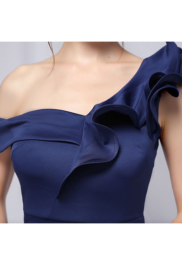 Rüschen-One-Shoulder-Nixe-Satin-Kleid in Marineblau