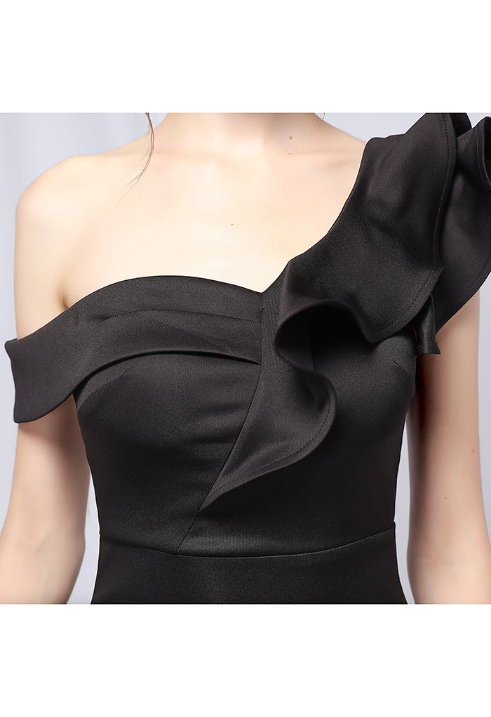 Rüschen One-Shoulder-Nixe-Satin-Kleid in Schwarz