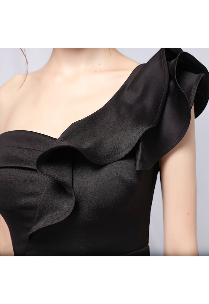 Rüschen One-Shoulder-Nixe-Satin-Kleid in Schwarz