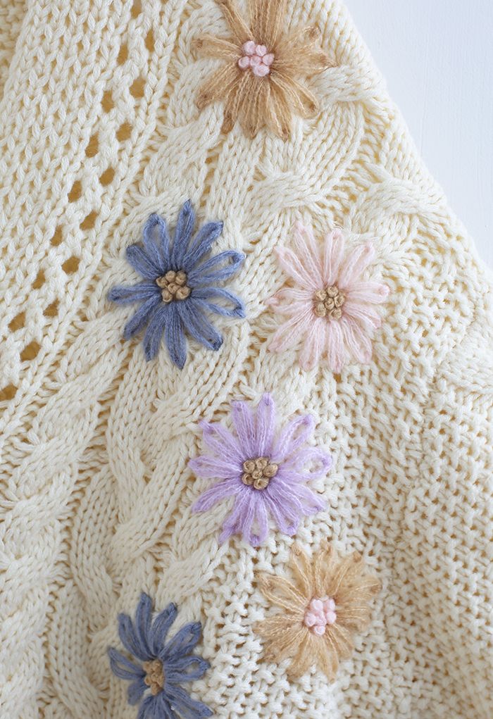 Genähte Blumen geflochtene handgestrickte Strickjacke in Creme