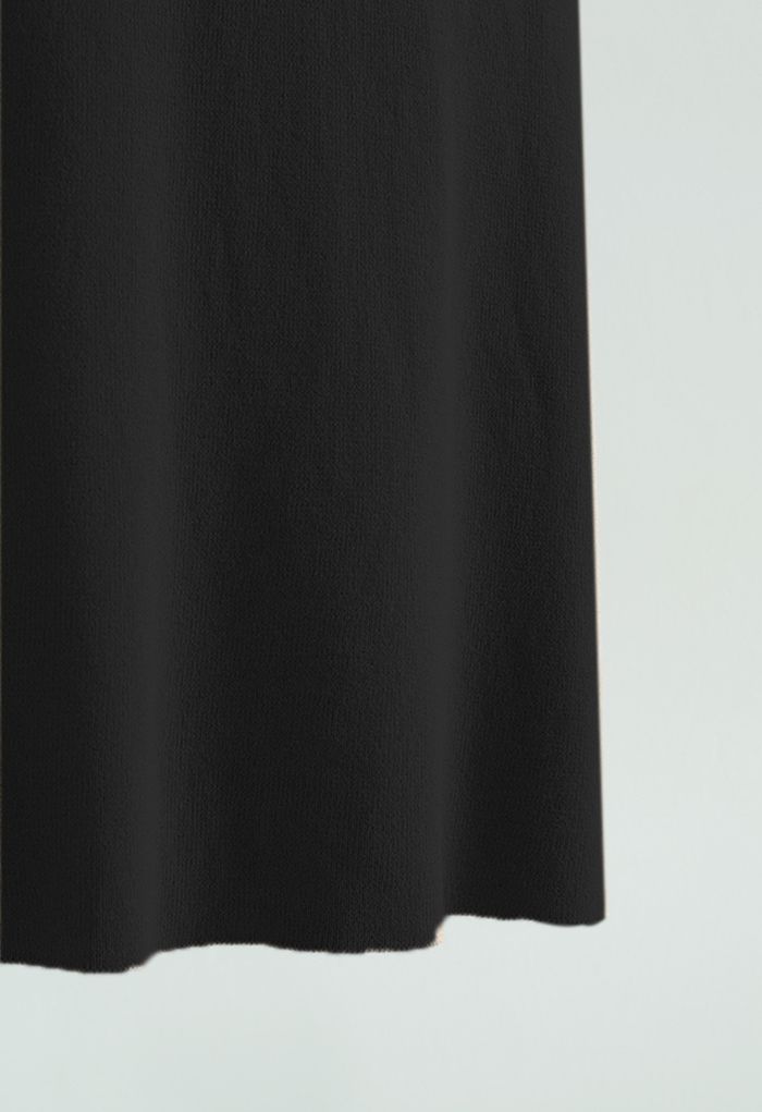 Eng anliegendes Strickkleid mit überkreuztem Neckholder in Schwarz