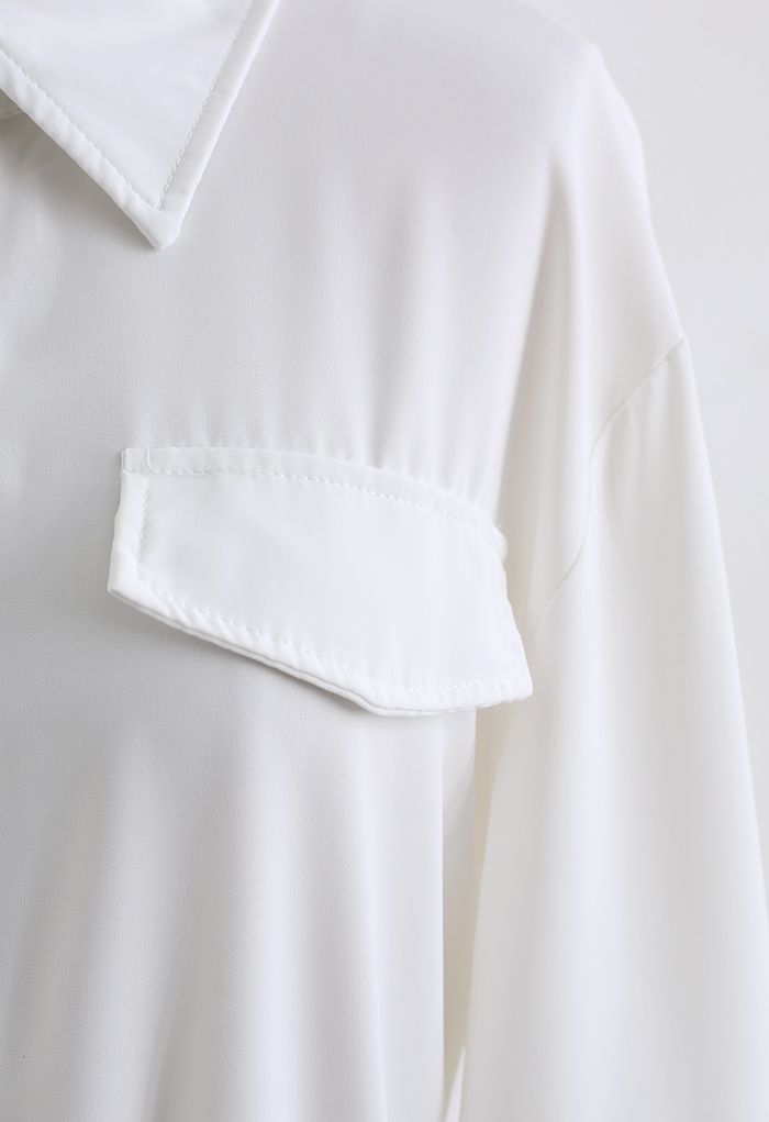Fließendes Slouchy-Hemd mit Gürtelschnalle in Weiß