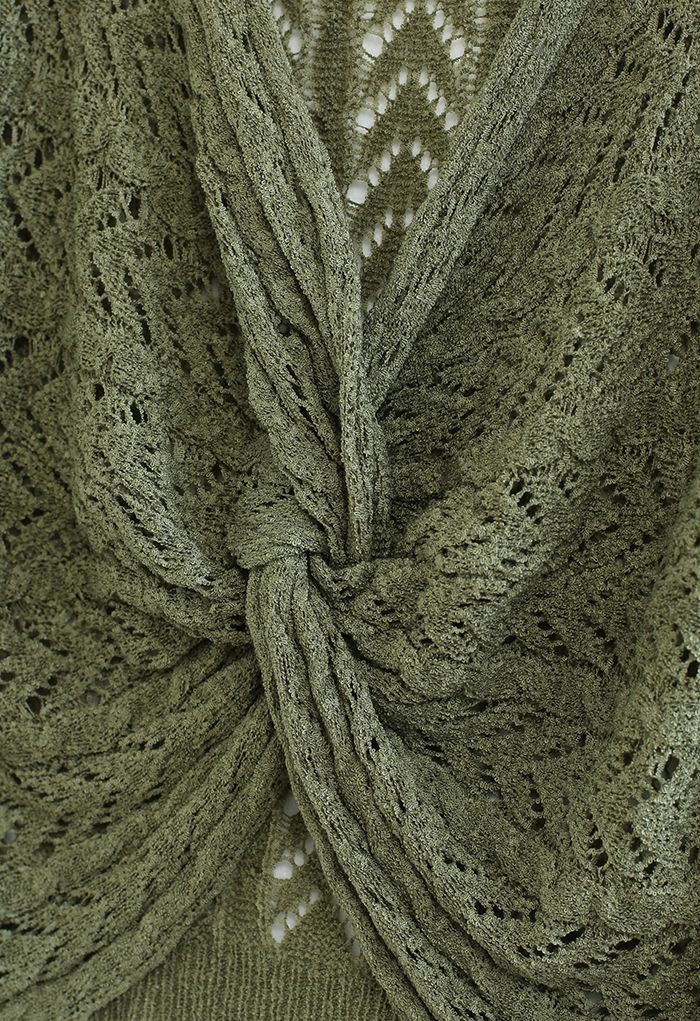 Crop-Strickoberteil mit aushöhlendem Knoten vorne in Moosgrün