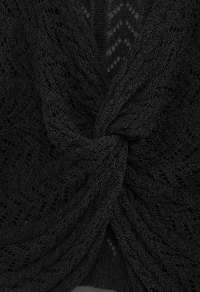 Crop-Strickoberteil mit aushöhlendem Knoten vorne in Schwarz