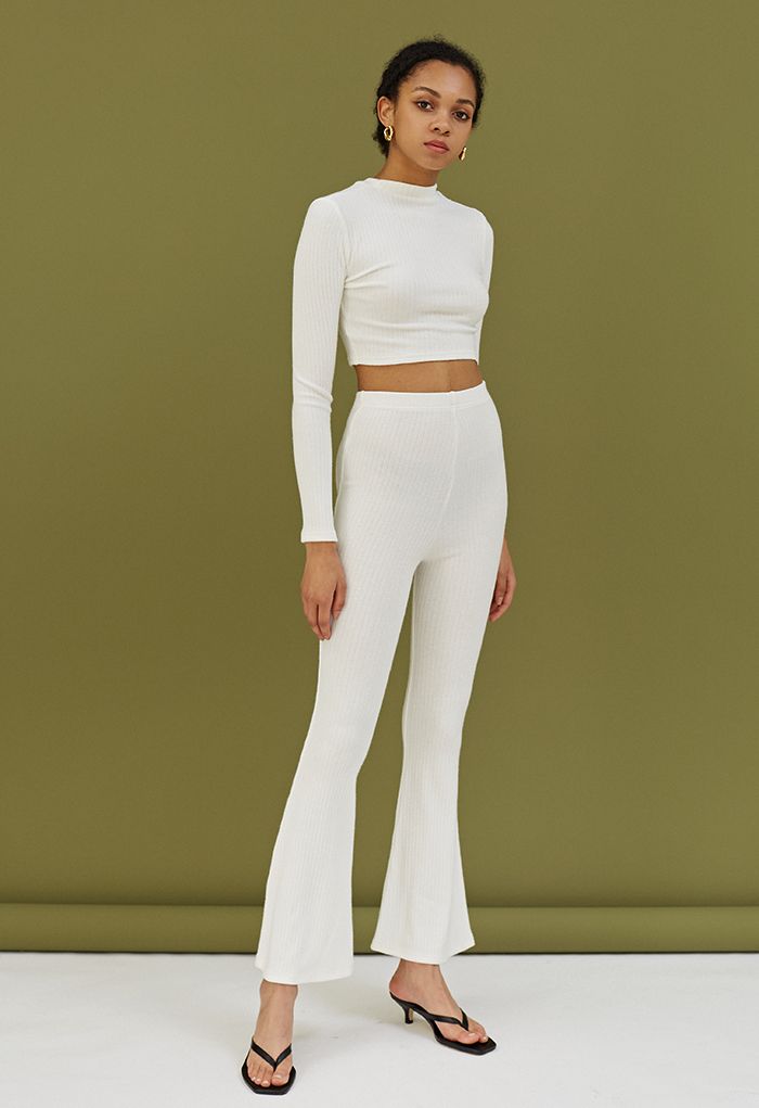 Trendy Soft Crop Top und Flare Pants Set in Weiß